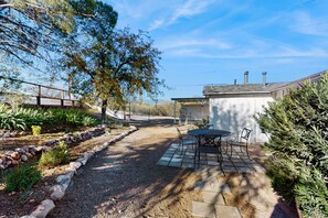 Outdoor dining - Charming Cottage in Wisdom Spirit Ranch, close to Sedona & more (Cornville)