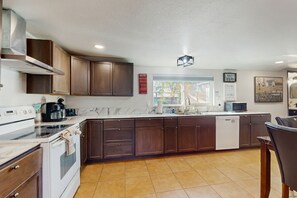 Private kitchen - Charming Cottage in Wisdom Spirit Ranch, close to Sedona & more (Cornville)