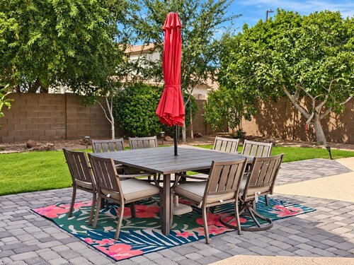 Beautiful home with private pool, W/D, central AC & great locale - dog-friendly