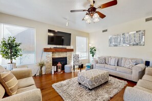 Smart TV, fireplace, books, computer monitors - Beautiful home with private pool, W/D, central AC & great locale - dog-friendly (Mesa)