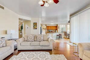Smart TV, fireplace, books, computer monitors - Beautiful home with private pool, W/D, central AC & great locale - dog-friendly (Mesa)