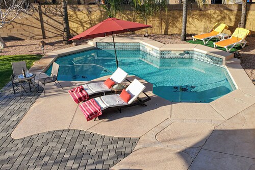 Beautiful home with private pool, W/D, central AC & great locale - dog-friendly