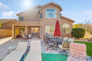 Outdoor dining - Beautiful home with private pool, W/D, central AC & great locale - dog-friendly (Mesa)