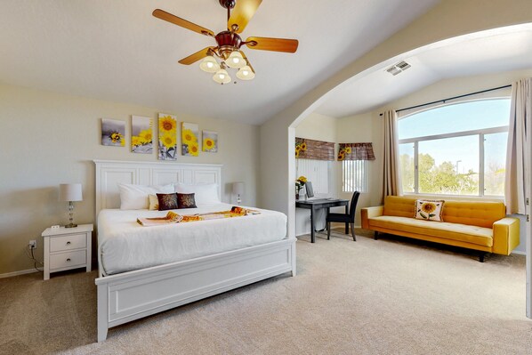5 bedrooms, desk, iron/ironing board, free WiFi - Beautiful home with private pool, W/D, central AC & great locale - dog-friendly (Mesa)