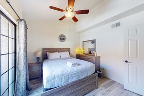 2 bedrooms, desk, iron/ironing board, travel cot - Two-level condo with loft bedroom, pool & hot tub, central A/C (Scottsdale)