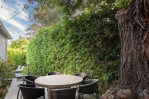 Outdoor dining - Charming Designer Home in Sherman Oaks (Los Angeles)