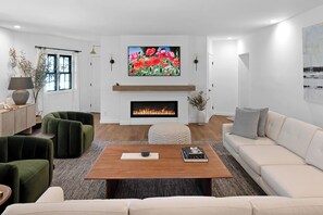 Living area - Charming Designer Home in Sherman Oaks (Los Angeles)