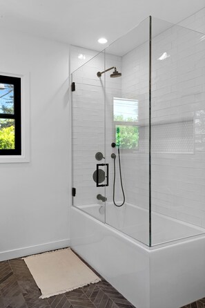 Shower, hair dryer, towels, soap - Charming Designer Home in Sherman Oaks (Los Angeles)
