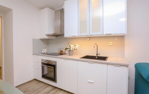 Fridge, oven, stovetop, dishwasher - Lovely apartment in Stobrec with WiFi (Stobrec)