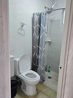 Doccia, asciugacapelli, asciugamani, sapone
