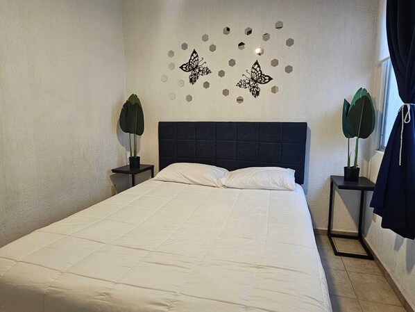 Tabla de planchar con plancha y ropa de cama 