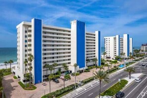 Ein mehrstöckiges Hotel mit modernem Design in Strandnähe.