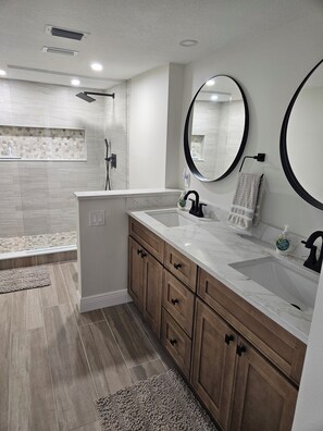Hair dryer, towels, soap, toilet paper - The Fun Property, Your Premier Beach Rental (Madeira Beach)