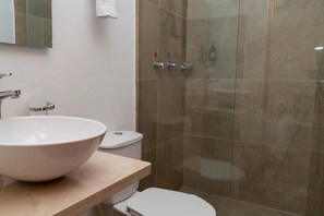 Shower, hair dryer, towels, soap - Mint 4 House Old city|Pool|clock tower| (Cartagena de Indias)