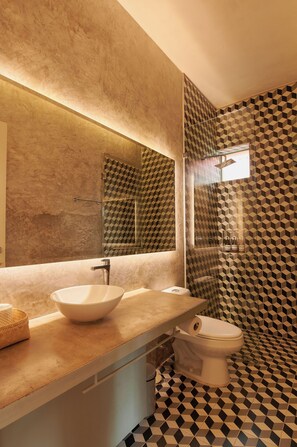 Een douche, een haardroger, handdoeken, zeep