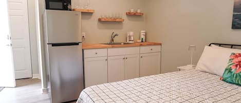 Iron/ironing board, free WiFi, bed sheets