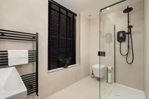 Shower, towels - City Centre Apartment Sleeps 2 With Wifi (Edinburgh)