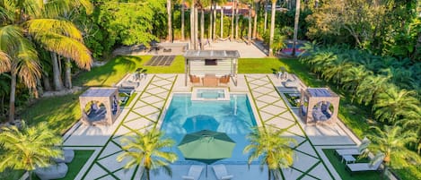 Ulkouima-allas, aurinkotuoleja