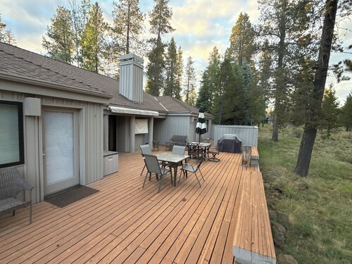 3-bedroom, 3 bath home in Sunriver.   Peaceful location. SHARC passes included.