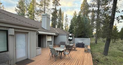 3-bedroom, 3 bath home in Sunriver. Peaceful location. SHARC passes included.