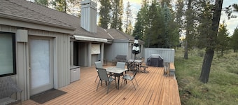 3-bedroom, 3 bath home in Sunriver. Peaceful location. SHARC passes included.