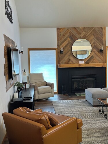 3-bedroom, 3 bath home in Sunriver.   Peaceful location. SHARC passes included.
