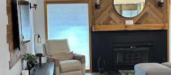 3-bedroom, 3 bath home in Sunriver. Peaceful location. SHARC passes included.
