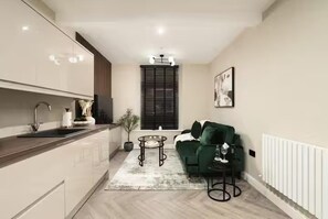Living area - Edinburgh Apartment - Sleeps 2 - Princes St Close (Edinburgh)