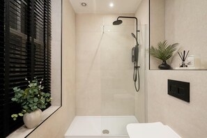 Shower, towels - Edinburgh Apartment - Sleeps 2 - Princes St Close (Edinburgh)