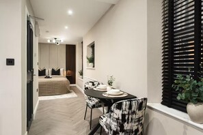 Dining - Edinburgh Apartment - Sleeps 2 - Princes St Close (Edinburgh)