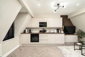 Fridge, microwave, oven, stovetop - Edinburgh Apartment - Sleeps 2 - Royal Mile Close (Edinburgh)