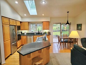 Fridge, microwave, oven, stovetop - Lookout- epic views, close to OSU, quiet (Corvallis)