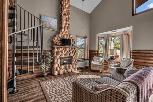 Redbud Cabin – Spacious Family Retreat with Loft, Near River & Trails