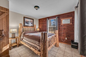 2 bedrooms, bed sheets - Spacious Mountain Log Cabin with Stunning Falls & Ozark Views (Dora)
