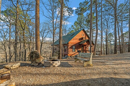 Spacious Mountain Log Cabin with Stunning Falls & Ozark Views