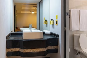 Shower, rainfall showerhead, towels - Hotel Escala Centro Histórico (Mexico City)