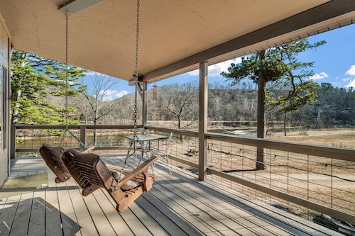 Falls House: Private Riverfront Living Overlooking the North Fork at The Falls