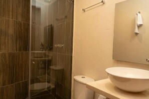 Shower, hair dryer, towels, soap - Colonial Charm Jacuzzi in the Heart of Cartagena (Cartagena de Indias)