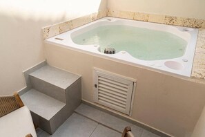 Indoor spa tub - Colonial Charm Jacuzzi in the Heart of Cartagena (Cartagena de Indias)