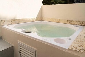 Outdoor spa tub - Colonial Charm Jacuzzi in the Heart of Cartagena (Cartagena de Indias)