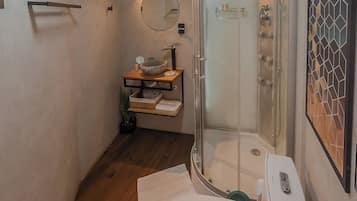 Douche, sèche-cheveux, serviettes fournies, savon