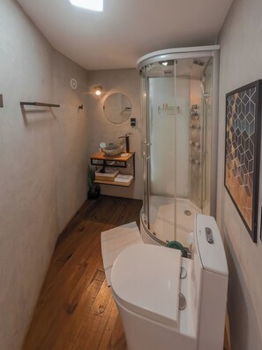 Dusche, Haartrockner, Handtücher, Seife