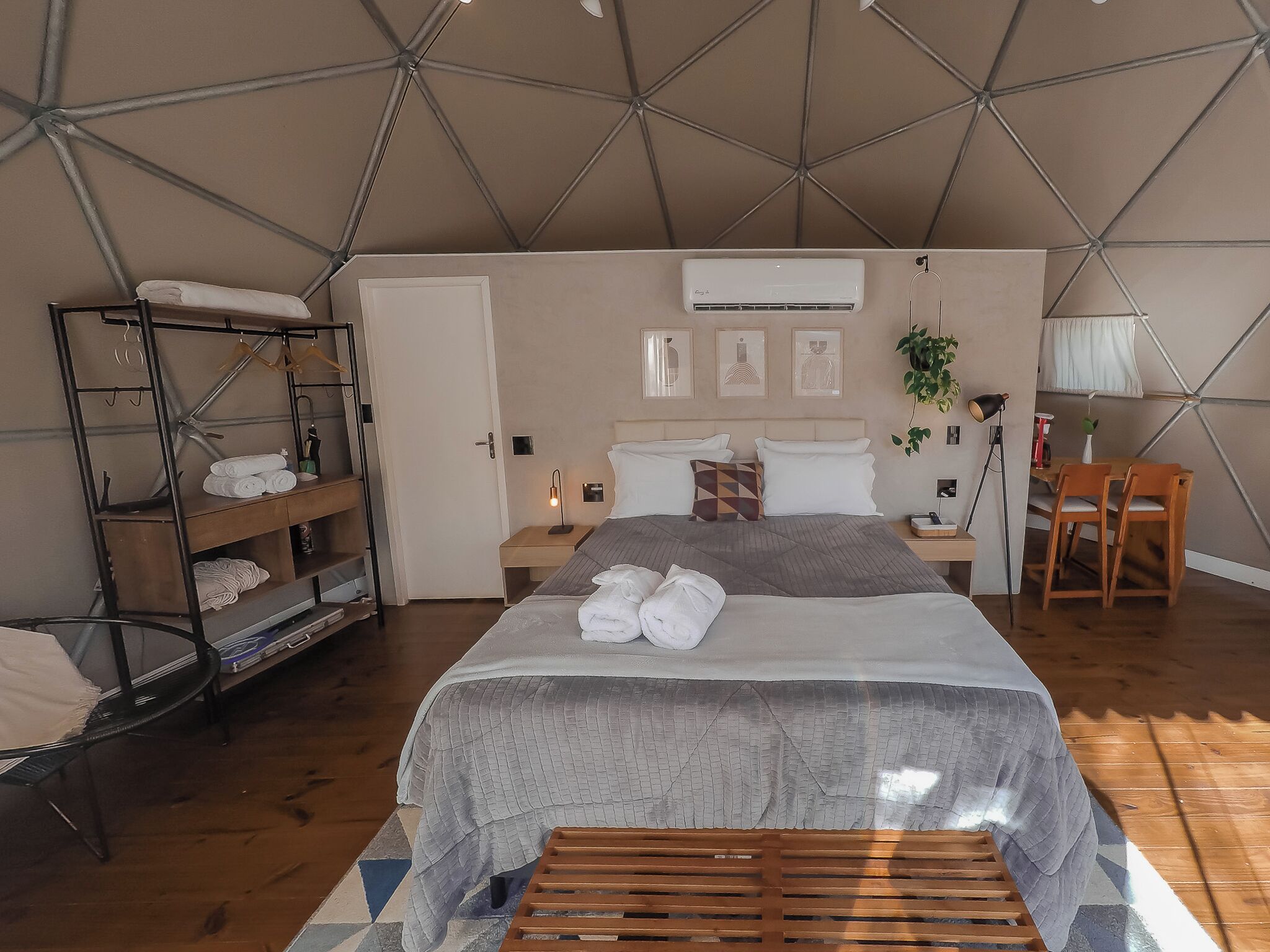 Bureau, lit parapluie, Wi-Fi gratuit, draps fournis