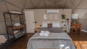 Bureau, lit parapluie, Wi-Fi gratuit, draps fournis