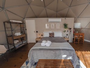 Schreibtisch, Reisekinderbett, kostenloses WLAN, Bettwäsche