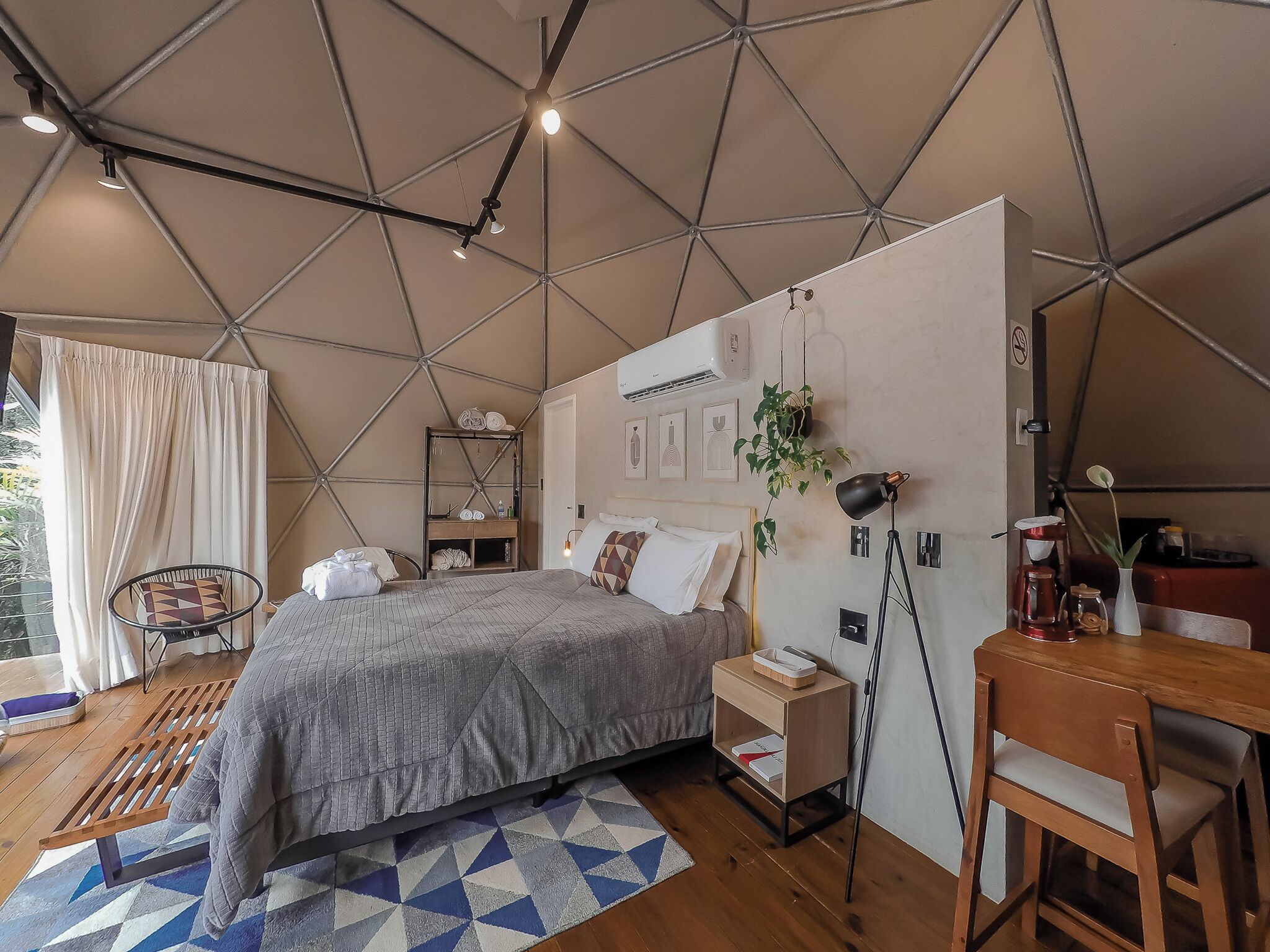 Schreibtisch, Reisekinderbett, kostenloses WLAN, Bettwäsche