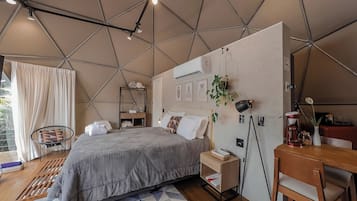 Schreibtisch, Reisekinderbett, kostenloses WLAN, Bettwäsche