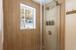 Een douche, een haardroger, handdoeken