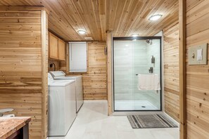 Een douche, een haardroger, handdoeken