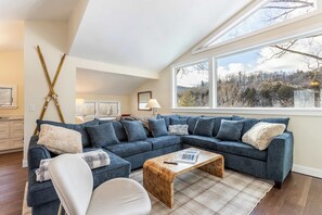 テレビ、書斎 / ワークスペース